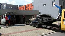 Sportovní vůz BMW Z3 po požáru v garáži v Kollárově ulici v Plzni.