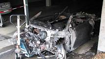 Ze sportovního vozu Audi R8 zbyla po požáru v Kollárově ulici v Plzni jen hromádka šrotu. Odtahová služba musela použít vozík, jímž torzo auta podložila.