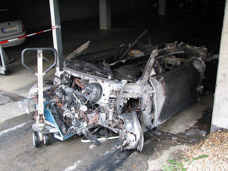 Ze sportovního vozu Audi R8 zbyla po požáru v Kollárově ulici v Plzni jen hromádka šrotu. Odtahová služba musela použít vozík, jímž torzo auta podložila.