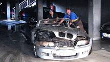 Sportovní vůz BMW Z3 po požáru v garáži v Kollárově ulici v Plzni.