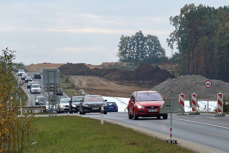 Stavba přeložky silnice 1/27 Plzeň - Přeštice. Nový úsek silnice bude 6100 metrů dlouhý a naváže na hotový přivaděč Plzeň-Litice-Šlovice a povede až k Přešticím. Stavbou se zároveň vyřeší obchvat Horní Lukavice. Hotovo má být v březnu 2024.