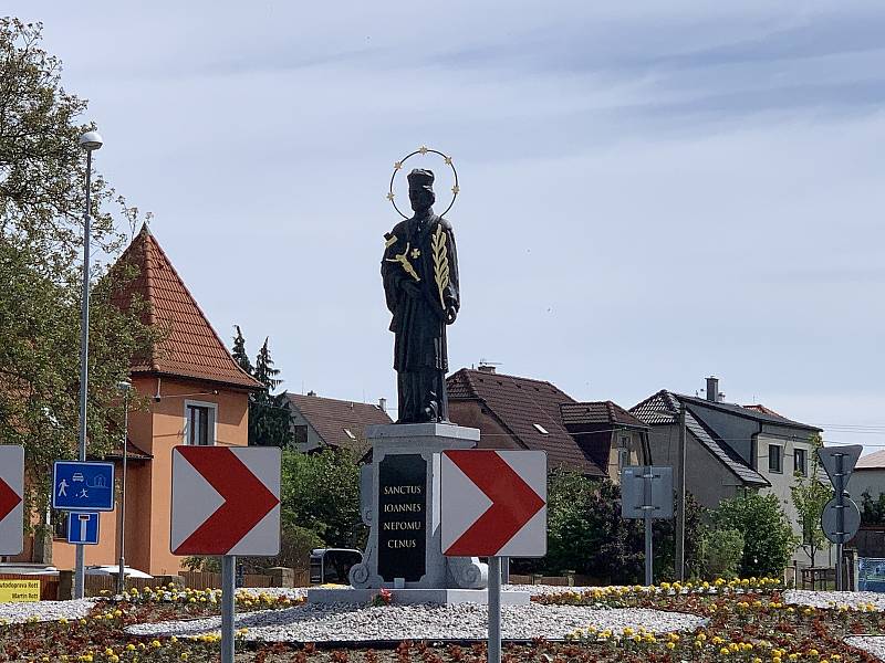 Socha nejslavnějšího rodáka uprostřed kruhového objezdu na frekventované silnici mezi Plzní a Pískem.