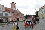 JAKO TEHDY. Slavnostní průvod v dobových kostýmech, krojích a s lidovou hudbou prochází Starým Plzencem. 