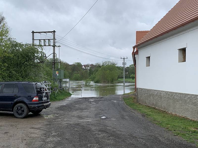 Vylitá řeka Úslava v Koterově.