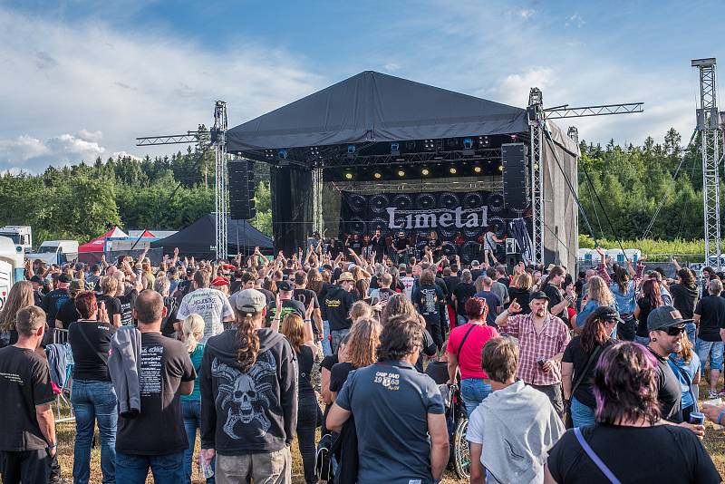 Na patnáctém ročníku Basinfirefestu ve Spáleném Poříčí zahrála i skupina Limetal, kterou založili čtyři bývalí členové legendární české hardrockové skupiny Citron. Po koncertě se podepisovali fanouškům a společně s nimi se i fotili.