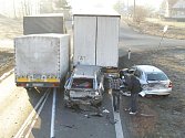 Nehoda dvou nákladních a dvou osobních aut u Losiné