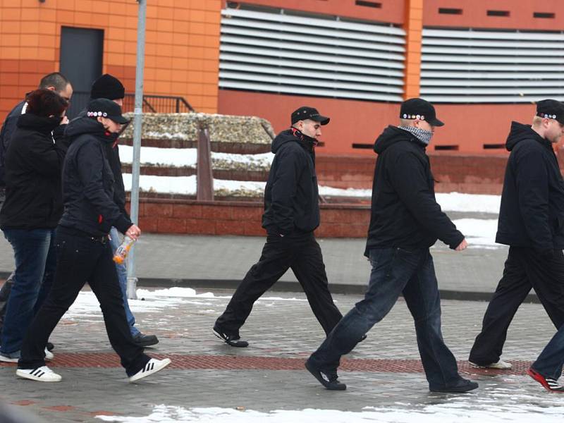 Před obchodním centrem Plaza se sešla skupina pravicových radikálů. Když se nedočkali příchodu dalších, odešli.