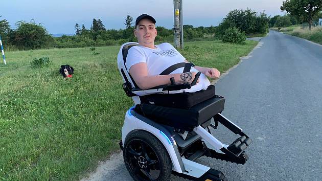 Daniel Křeček s novým, elektrickým vozíkem a přítelkyní Týnou.