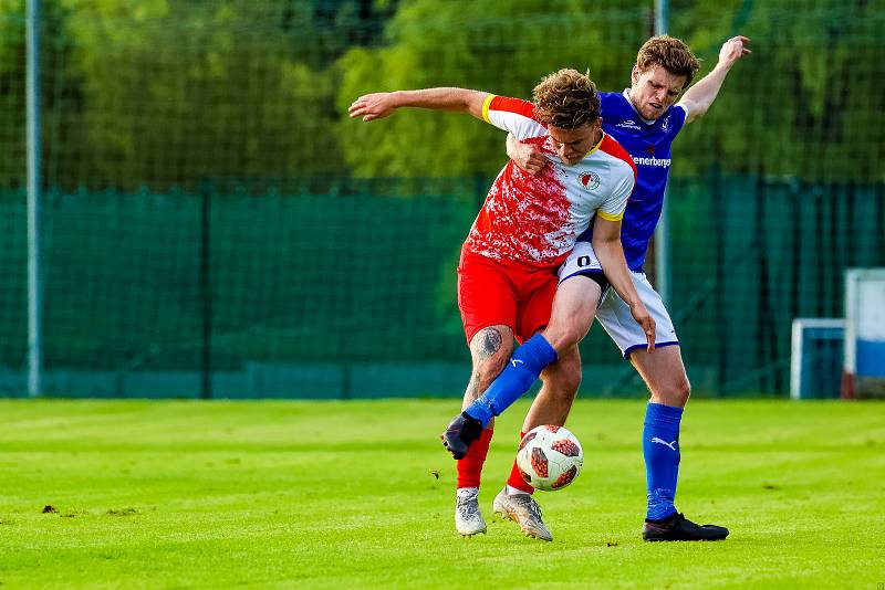 Fotbalisté SK Slavia Vejprnice (na archivním snímkuhráči v červeno-bílých dresech) porazili v 7. kole krajského přeboru soupeře z Baníku Stříbro 4:2.