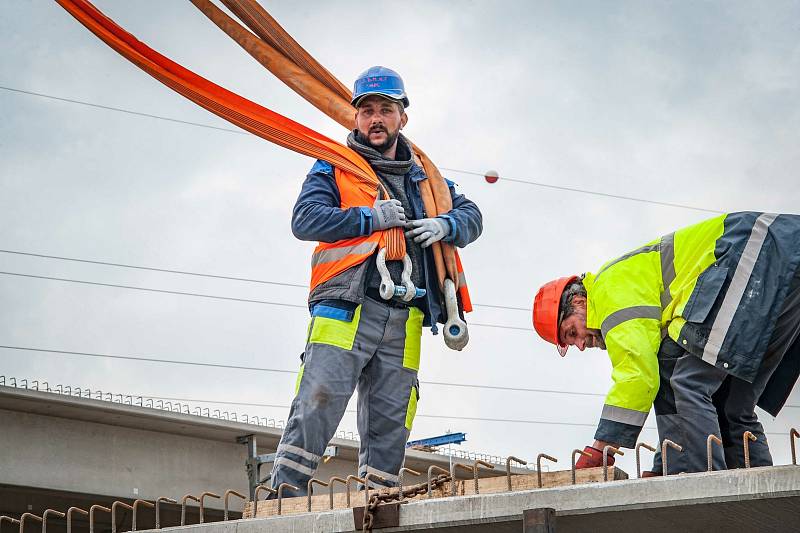 Stavbaři usazovali nosníky mostu Západního okruhu.