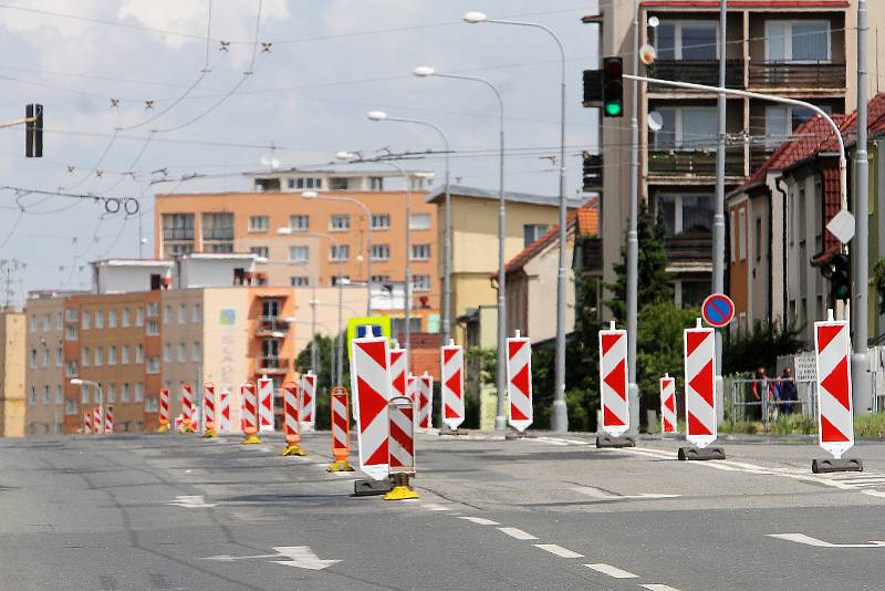 Půlroční rekonstrukce Dlouhé ulice v Plzni, která spojuje městské části Slovany a Doubravka omezí provoz automobilů. Po dobu rekonstrukce bude staveništěm projíždět pouze městská hromadná doprava.