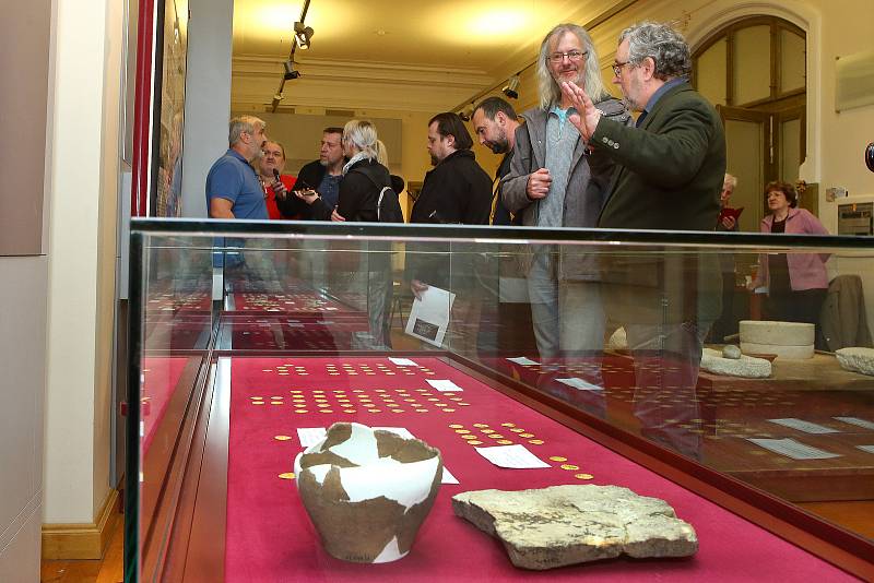 Zlaté a stříbrné mince z tzv. Nedražického  pokladu nalezeného před dvěma lety, ukáže Západočeské muzeum veřejnosti. Tento nález patří k největším nálezům se zlatou mincí v Čechách vůbec. Nalezeno bylo 92 zlatých mincí a 343 stříbrných pražských grošů.