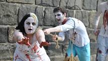 Populární zombie walk má za sebou další ročník. Na sto třicet účastníků prošlo Plzní, přímo během Dne Meliny Mercouri.