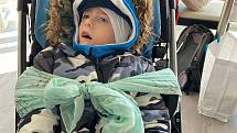 Sedmiletý Jonášek z Plzně trpí velmi vzácnou genetickou poruchou. Od utrpení mu pomáhají neurorehabilitace, bez nichž by ho trápily stále větší bolesti.