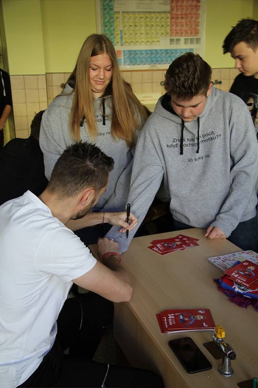 Školy posílaly fotbalistům videovzkazy. Viktoriáni pak navštívili 34. ZŠ v Plzni.