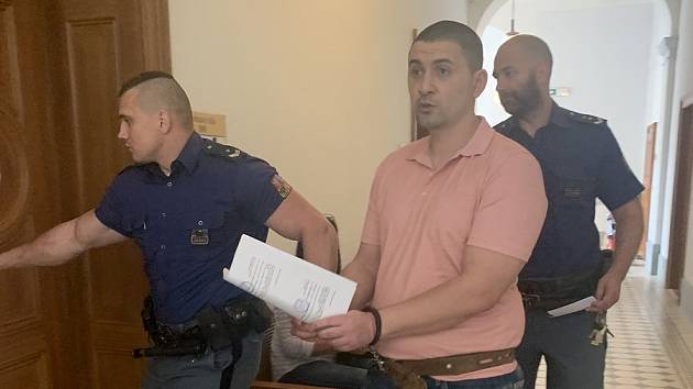 Michail Vasilev Drenkarski (33) před plzeňským krajským soudem. Obžalovaný je z pokusu vraždy.