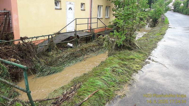 Následky přívalových dešťů zaměstnaly o víkendu hasiče v kraji.