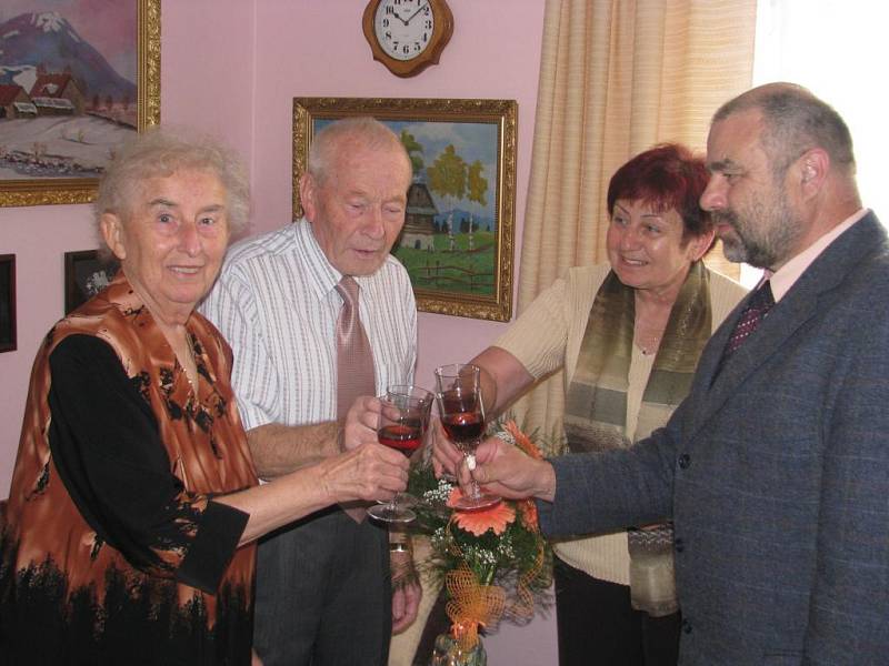 Oběma oslavencům přišli pogratulovat starosta města Vojtěch Šedivec spolu s Miluší Hrabákovou ze Sboru pro občanské záležitosti. 