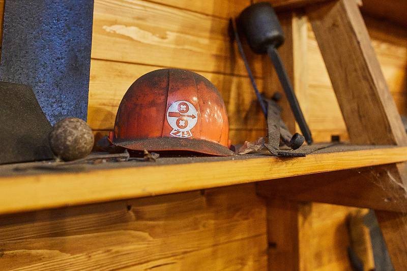 Vodní hamr v Dobřívě na Rokycansku hostil Den tradičních kovářských technologií. Návštěvníci mohli sledovat kováře při výrobě kovaných dveřních prvků – pantů, zástrčí a pojezdů. Ty pak osazovali do dřevěné konstrukce, kterou připravil tesař před hamrem.