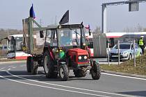 Druhá kolona traktorů zemědělců ze severního Plzeňska a Rokycanska obkroužila kruhový objezd u Globusu v Plzni a je na cestě zpět do Třemošné.
