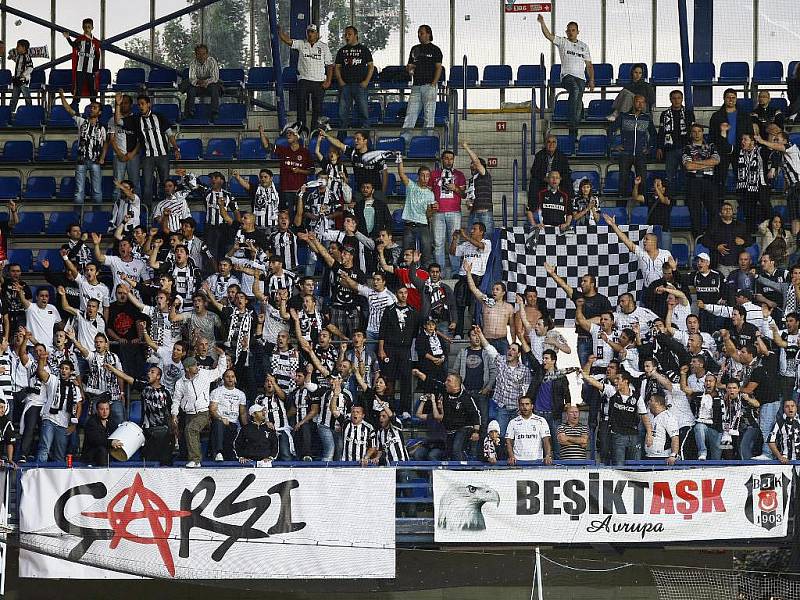 Utkání 3. předkola Evropské ligy mezi FC Viktoria Plzeň a Besiktas Istanbul. Český obránce ve službách Istanbulu Tomáš Sivok (uprostřed) dostává žlutou kartu