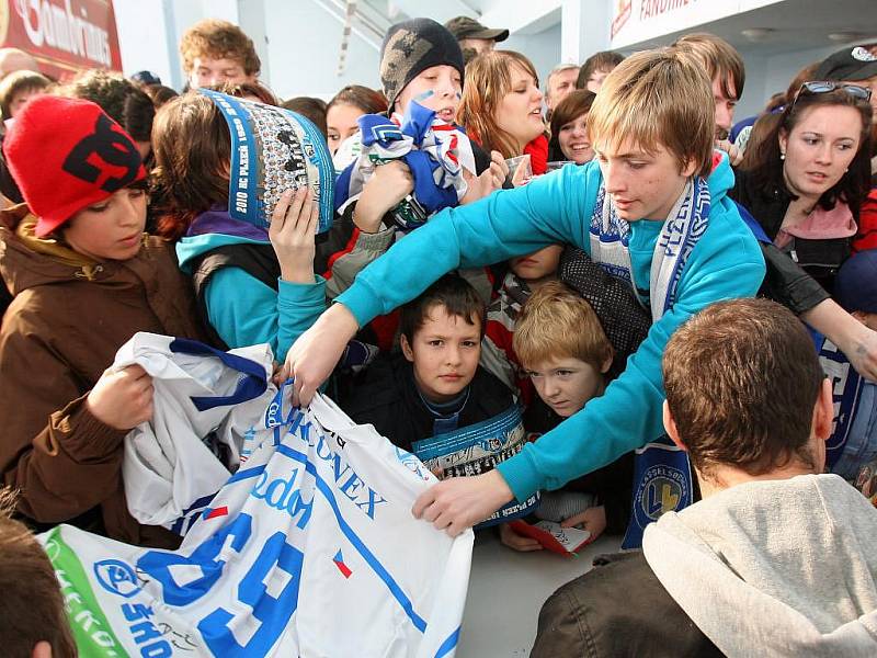 Stovky fanoušků plzeňských indiánů přišly v sobotu dopoledne do ČEZ areny za svým hokejovým týmem