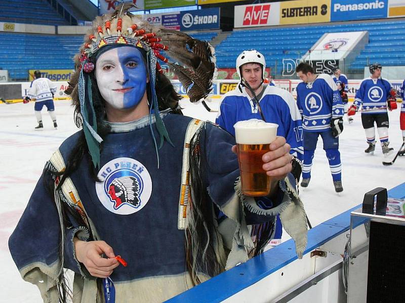 Stovky fanoušků plzeňských indiánů přišly v sobotu dopoledne do ČEZ areny za svým hokejovým týmem