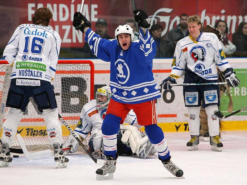 Stovky fanoušků plzeňských indiánů přišly v sobotu dopoledne do ČEZ areny za svým hokejovým týmem