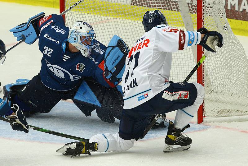 Ze zápasu 11. kola hokejové Tipsport extraligy HC Škoda Plzeň (v modrém) -  Bílí tygři Liberec 3:1