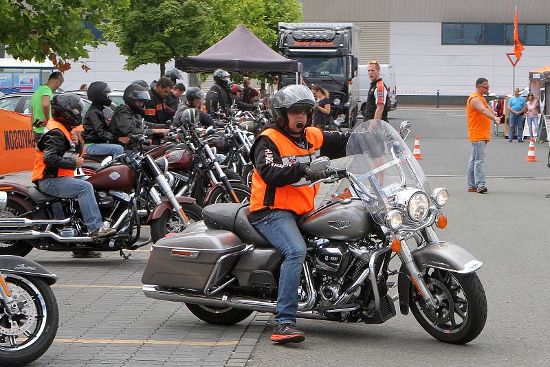 Předváděcí akce motocyklů Harley-Davidson před Teskem na Borských polích