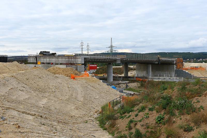 Západní okruh - komunikace propojující Domažlickou a Karlovarskou silnici, navržena v dvoupruhovém uspořádání o celkové délce 5,9 km. Ve výstavbě je II. etapa z Křimic na Košutku. Zároveň jsou budovány nové cyklostezky i biokoridory pro přechod zvěře.