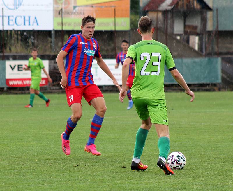 Z podzimu ČFL: Vltavín - Viktoria Plzeň B (červenomodří).