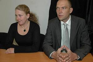 Obžalobu z trestného činu, kvůli které sedávala Lucie Moravcová s Romanem Kohoutem u soudu, už má místostarostka se starostou Druztové z krku