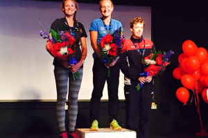 Tři nejlepší triatlonistky letošního mistrovství Evropy v dlouhém triatlonu – zleva druhá Victoria Gillová, vítězná  Camilla Lindholmová  a bronzová Eva Potůčková.  
