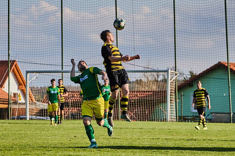 Fotbalisté Chotíkova (na archivním snímku hráči ve žlutočerných dresech) prohráli doma s Kralovicemi 3:4 a s pohárem PKFS se loučí.