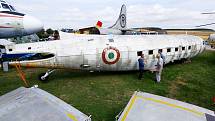 Zakladatel muzea Karel Tarantík u trupu letadla Dakota C47, což je vojenská dopravní a cargo verze legendárního letadla Douglas DC 3. Letadlo získal z Itálie a po sestavení jednotlivých částí jej hodlá zpřístupnit veřejnosti.