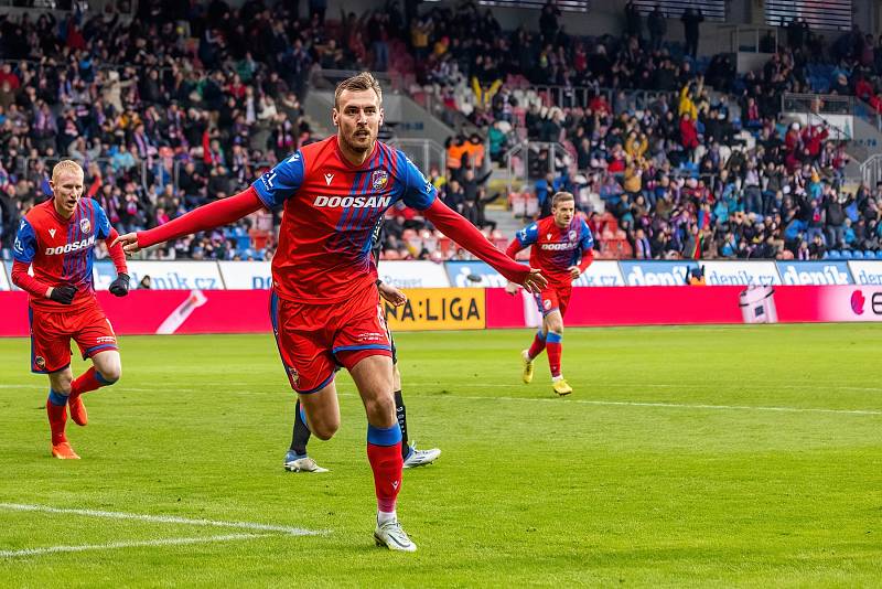 Fotbalisté Viktorie Plzeň podlehli na úvod ligového jara doma nečekaně Hradci Králové 1:2.