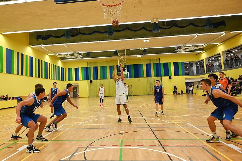 Basketbalisté Plzně (v bílém) v utkání s týmem SP Basket.