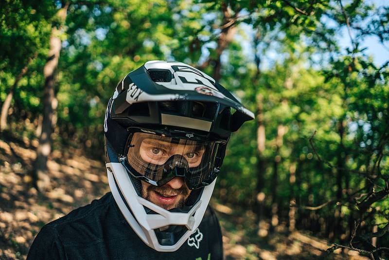 Biker Jakub Říha bude na Špičáku v nadcházejícím závodě evropské série ve sjezdu na horských kolech patřit k českým nadějím.