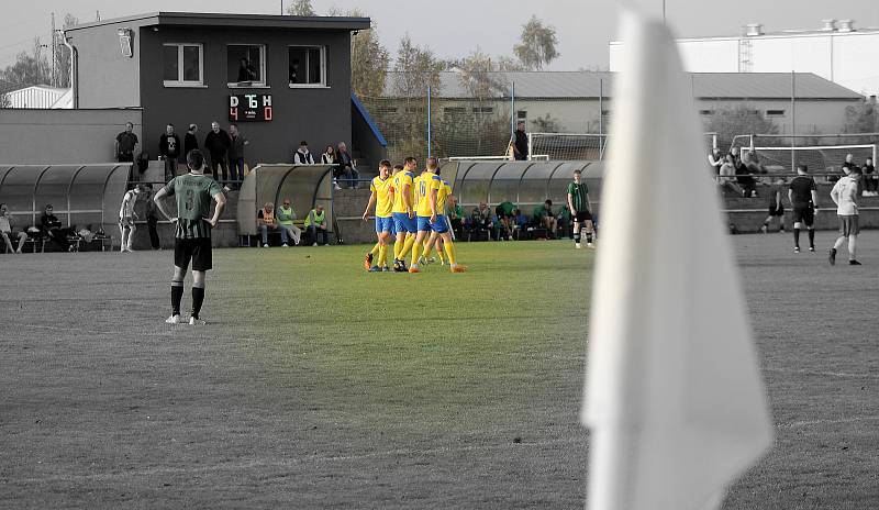 13. kolo FORTUNA divize A: SK SENCO Doubravka (na snímku fotbalisté ve žlutých dresech) - FC Rokycany 4:0 (3:0).