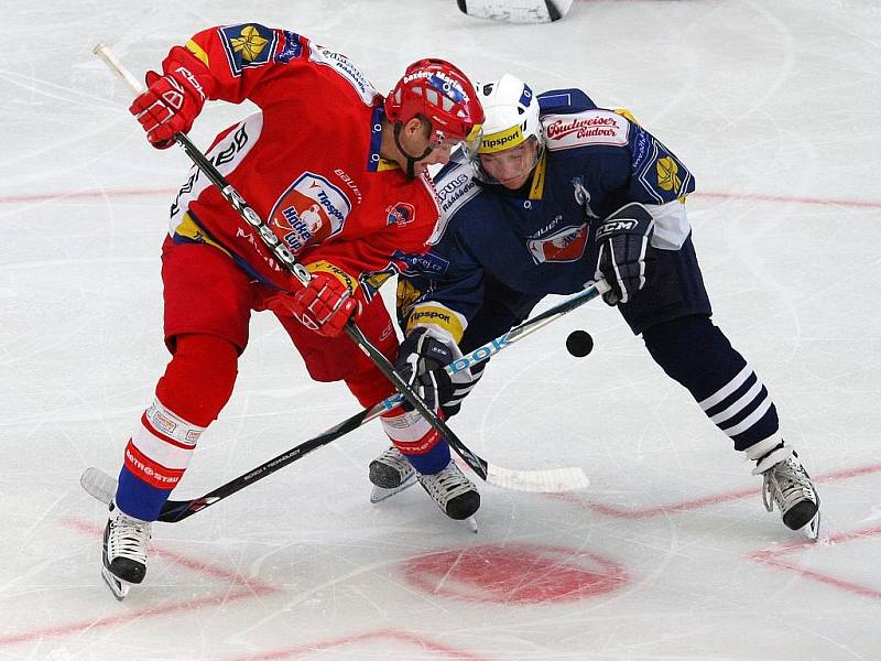 Hokejisté HC Plzeň 1929 (v modrém) porazili v sobotním utkání Tipsport Cupu České Budějovice 3:2 v prodloužení.