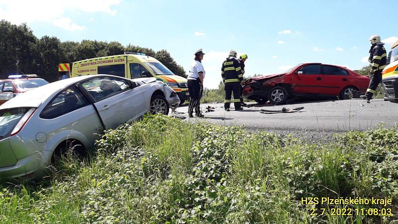 K dopravním nehodám vyjížděly záchranné složky k Janovicím nad Úhlavou, Chodskému Újezdu i na dálnici D5.