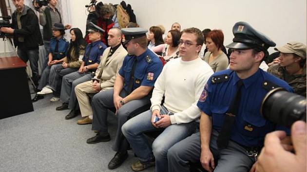 Soudní síň byla plná. Na lavici obžalovaných s eskortou zprava Filip Karban, Miroslav Kozmér a Michaela Karbanová (21. 11. před vynesením rozsudku)