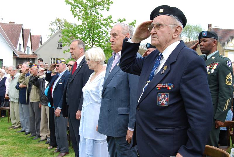 Čtyřiadevadesátiletý legionář Václav Straka (na snímku vpředu při poslechu hymny) obdržel čestné občanství obce Kyšice.