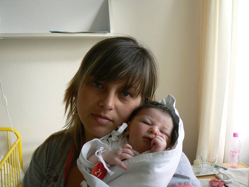Sedmiletá Adélka ze Vstiši je moc šťastná, protože se rodičům Vladimíře a Aleši Valentovým narodila holčička – její sestra. Štěpánka (3,25 kg, 49 cm) přišla na svět 24. dubna v 15:10 hod. v Mulačově nemocnici