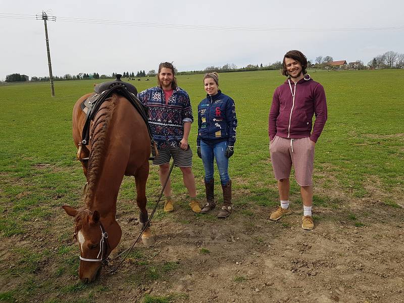 Na farmě Olšovka zkouší zemědělství bez orání. Naráží na úředního šimla. Zleva: Jacob Tetzeli, Barbara Tetzeli a David Sedláček.