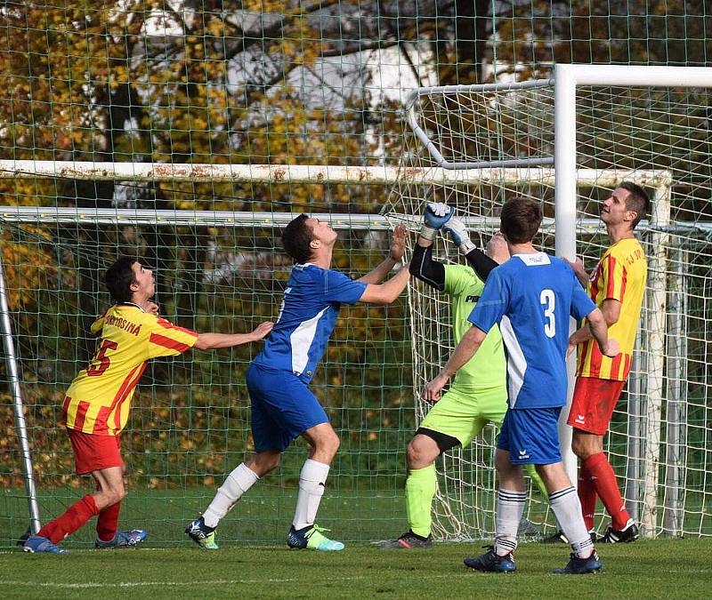 11. kolo I. B třídy (skupina B): TJ Sokol Štěnovice (na snímku fotbalisté v modrých dresech) - TJ Sokol Losiná 1:5 (1:4).