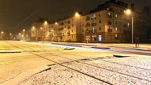 Noční sněžení v centru i okrajových částech Plzně. Na snímku Slovanská alej.