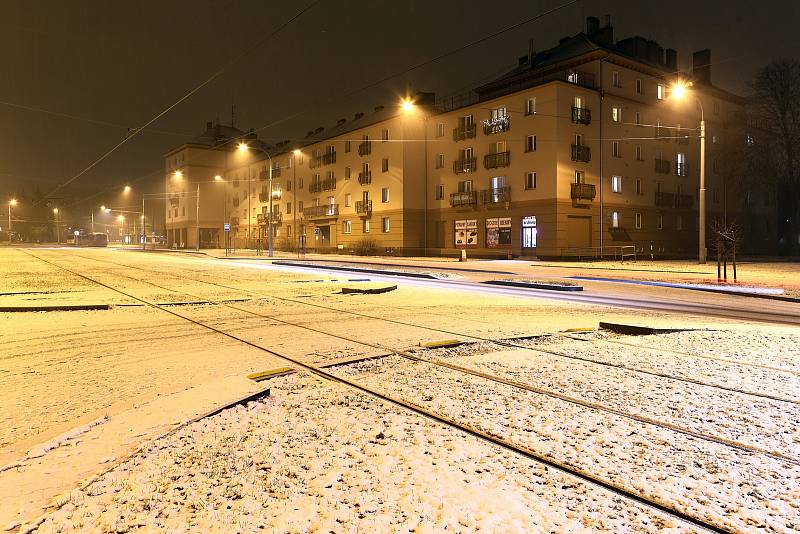 Noční sněžení v centru i okrajových částech Plzně. Na snímku Slovanská alej.