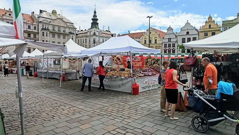 Akce Ape food tour na náměstí Republiky dává Plzeňanům až do neděle možnost seznámit se s delikatesami z jednotlivých italských regionů.